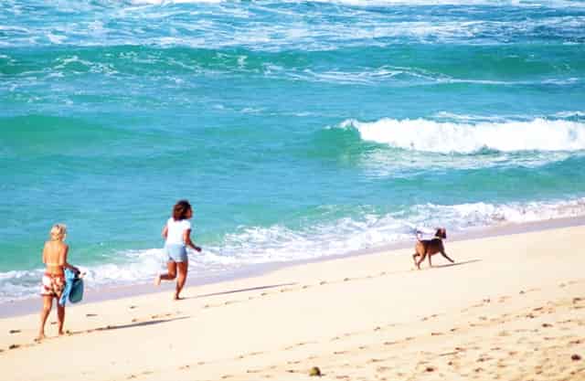 一女子被一群男生殴打